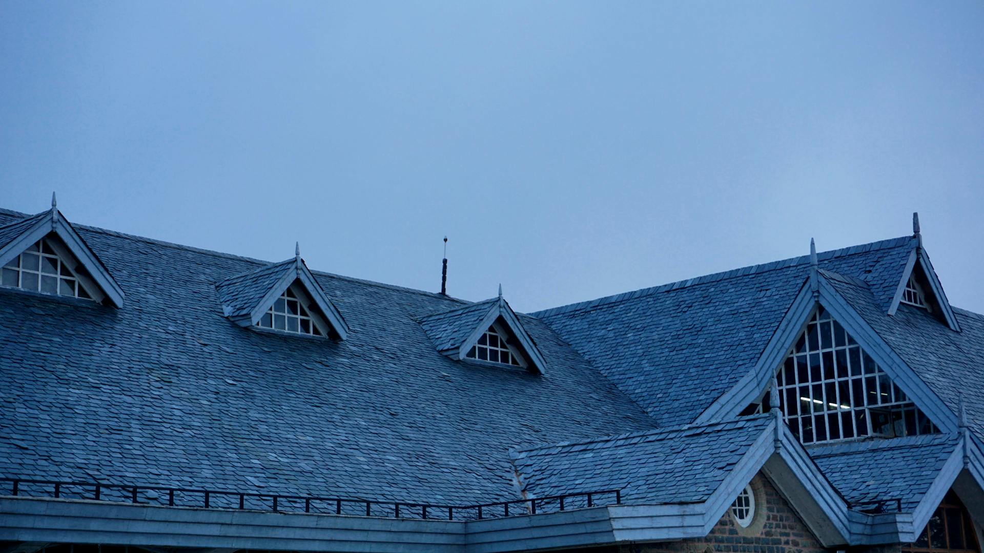 Read more about the article The Role of Gutters in Basement Flood Prevention